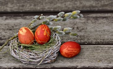 Iecienītākā olu krāsošanas metode – sīpolu mizās