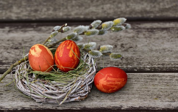 Iecienītākā olu krāsošanas metode – sīpolu mizās
