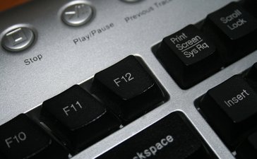 Smrt nejbohatšího Čecha ovlivnila návštěvnost ekonomických serverů