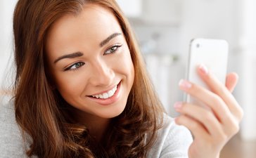 Telefonais naršantys internautai — jauni ir turintys didesnes pajamas