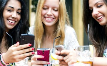 Social media czy znajomi w realu – jak wybierają Polacy?