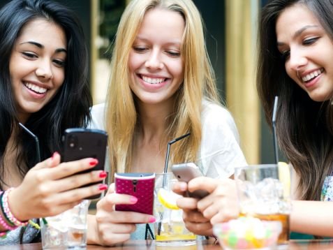 Social media czy znajomi w realu – jak wybierają Polacy?