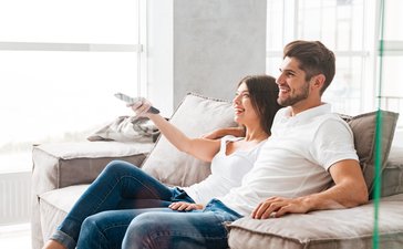 Współczesny konsument – przed tv z telefonem w ręku