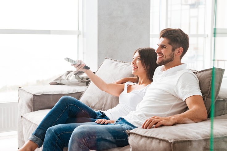 Współczesny konsument – przed tv z telefonem w ręku