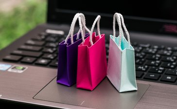 Ubrania i książki – te produkty Polacy kupują w sieci