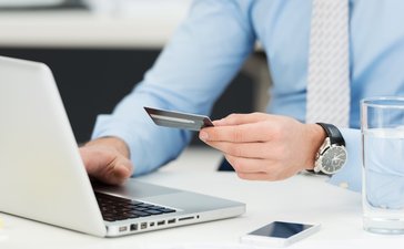How much do men spend on online shopping?
