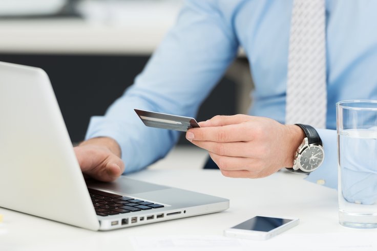 How much do men spend on online shopping?
