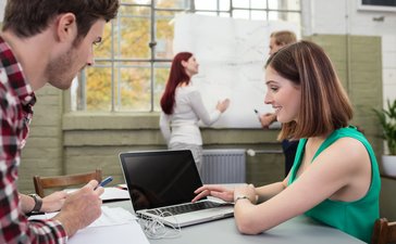 Tematy, po które sięgają młodzi i wykształceni internauci