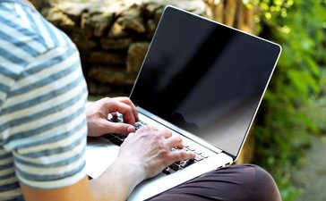 Romanians in online communities