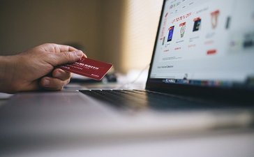 Ārkārtas situācijas ierobežojumu laikā Igaunijā biežāk nekā Latvijā un Lietuvā pieauguši tēriņi pirkumiem internetā