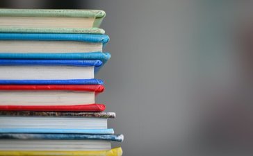 Viena bērna palaišanai skolā vecāki plāno tērēt līdz 150 eiro, šogad skolas preces retāk iegādājas ārzemēs