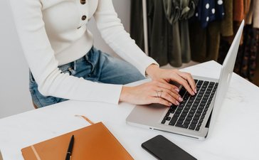 pexels-karola-g-5717937