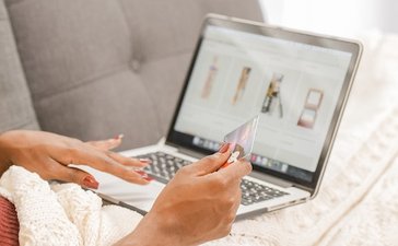 E-komercijas pētījums: visbiežāk pirkumus internetā veic vakaros