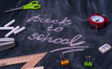 AdReal case-study: skolas preču tematika displeja un video reklāmās