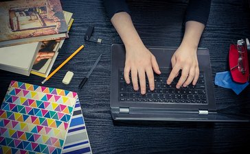 Puse aptaujāto vecāku tērē līdz 150 eiro viena bērna palaišanai skolā